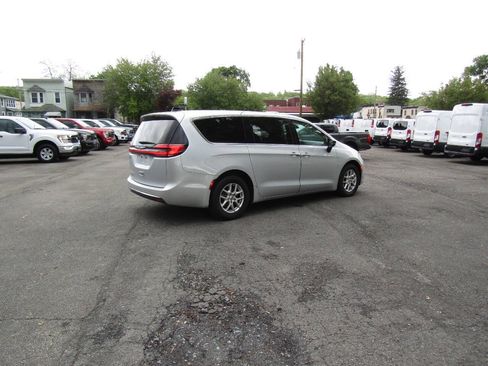 Used 2024 Chrysler Pacifica Touring-L FWD image 7
