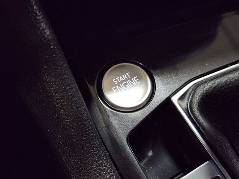 Used 2023 Volkswagen Tiguan SE FWD image 40