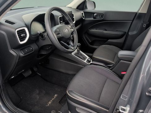 Used 2025 Hyundai Venue Limited FWD image 35
