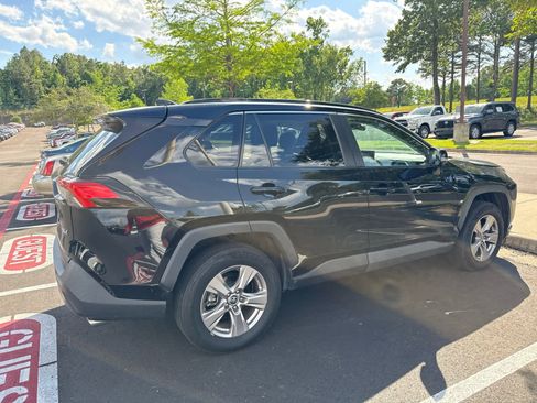 Used 2022 Toyota RAV4 XLE w/ Convenience Package FWD image 4