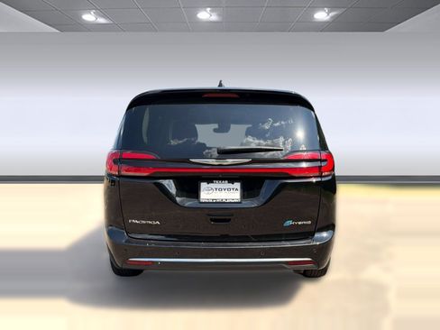 Used 2024 Chrysler Pacifica Touring-L FWD image 10