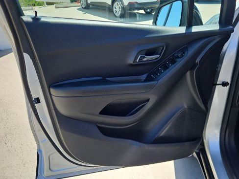 Used 2022 Chevrolet Trax LT w/ Redline Edition FWD image 20