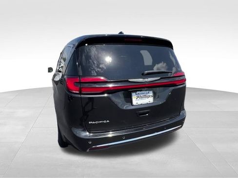 Used 2023 Chrysler Pacifica Touring-L FWD image 5