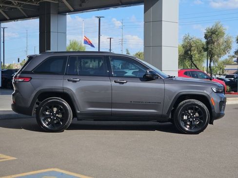 Used 2024 Jeep Grand Cherokee Altitude AWD/4WD image 9