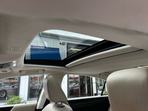 Used 2019 Lexus ES 300h w/ Luxury Package image 20