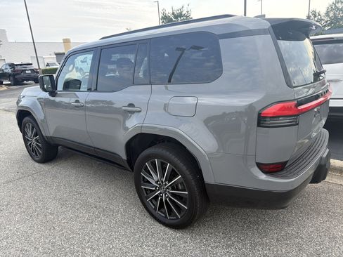 Used 2024 Lexus GX 550 w/ Accessory Package (2T) AWD/4WD image 8