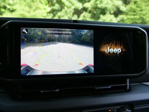 Used 2025 Jeep Gladiator Rubicon w/ Safety Group AWD/4WD image 16