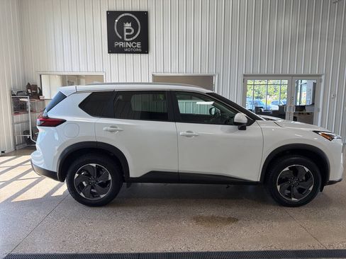 Used 2024 Nissan Rogue SV w/ SV Premium Package AWD/4WD image 6
