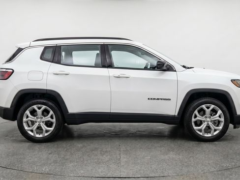Used 2025 Jeep Compass Latitude AWD/4WD image 11