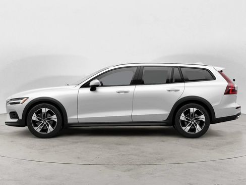 Used 2025 Volvo V60 B5 Cross Country Plus AWD/4WD image 4