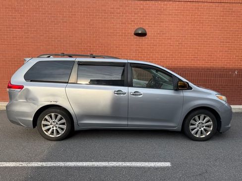 Used 2011 Toyota Sienna Limited w/ Premium Pkg AWD/4WD image 2