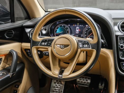 Used 2018 Bentley Bentayga AWD/4WD image 17