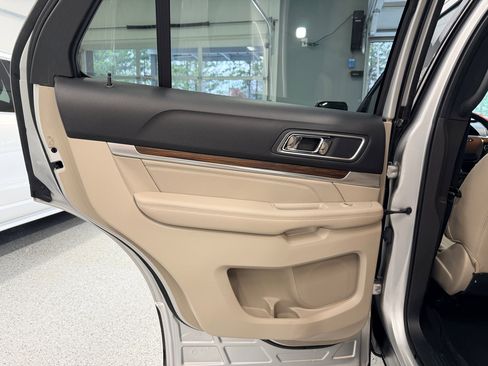 Used 2018 Ford Explorer Limited image 19