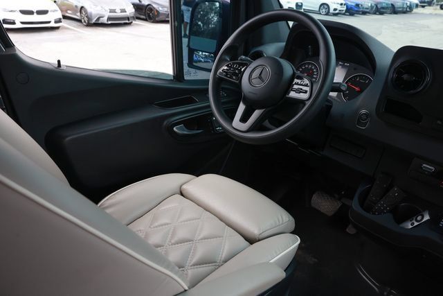 Used 2020 Mercedes-Benz Sprinter 2500 image 23