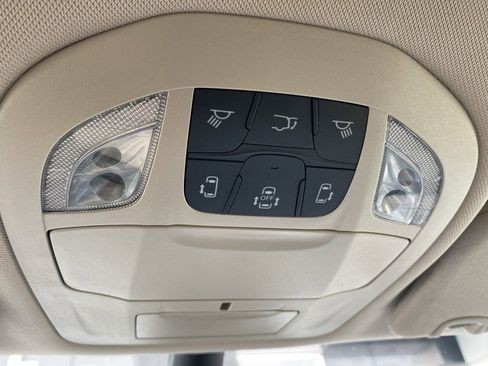 Used 2023 Chrysler Pacifica Touring-L image 22