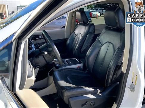 Used 2022 Chrysler Pacifica Touring-L FWD image 24