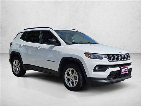 Used 2024 Jeep Compass Latitude AWD/4WD image 3