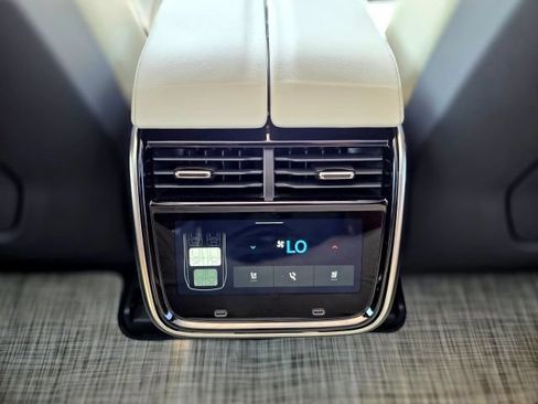 Used 2025 Rivian R1S Premium AWD/4WD image 29