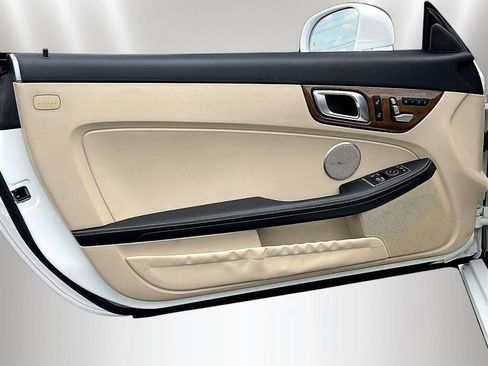 Used 2020 Mercedes-Benz SLC 300 image 18