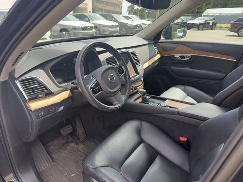 Certified 2022 Volvo XC90 T6 Momentum w/ Advanced Package image 19