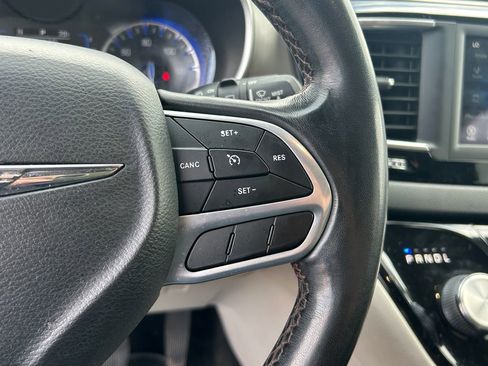 Used 2020 Chrysler Pacifica Touring-L FWD image 18