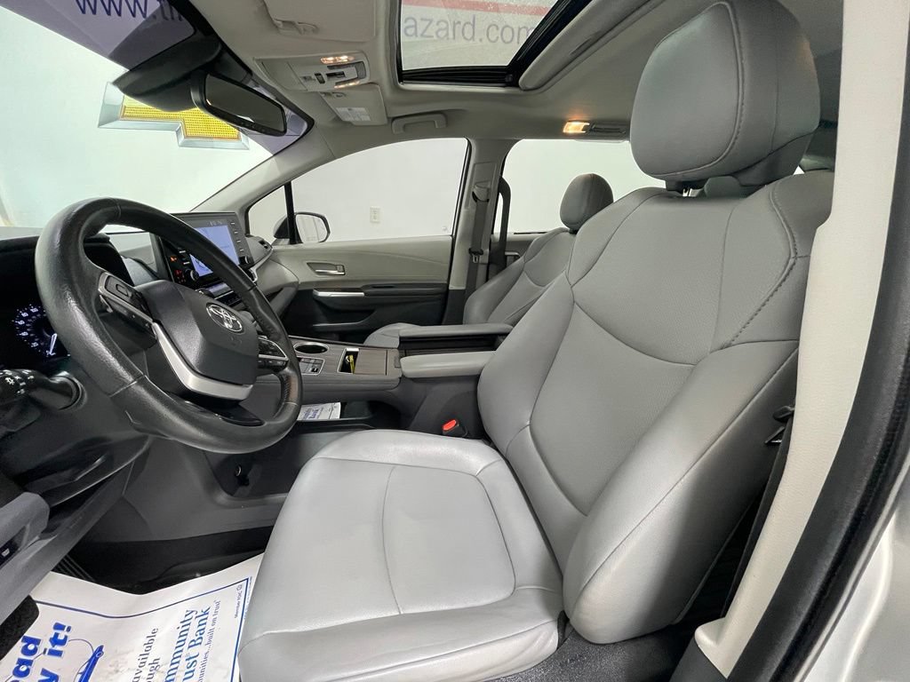 Used 2023 Toyota Sienna XLE FWD image 16