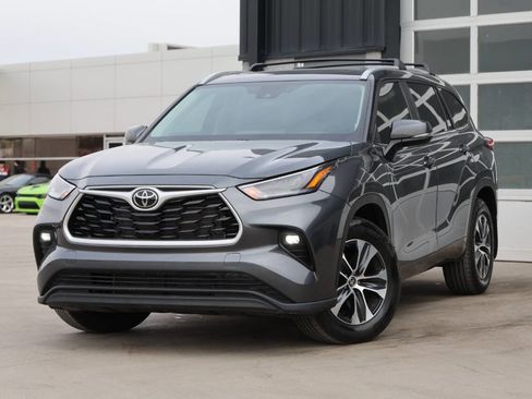 Used 2025 Toyota Highlander XLE image 3