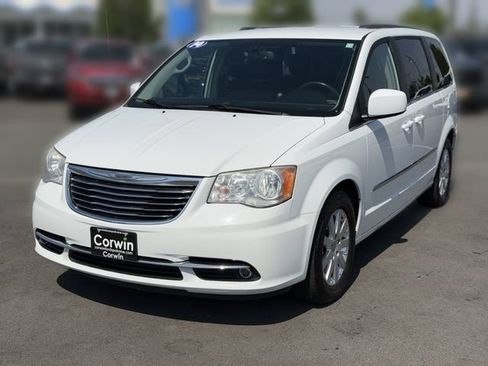 Used 2014 Chrysler Town & Country Touring FWD image 5