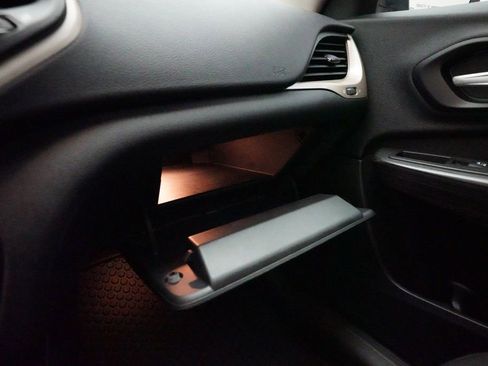 Used 2016 Jeep Cherokee Latitude w/ Safety/Convenience Group image 28