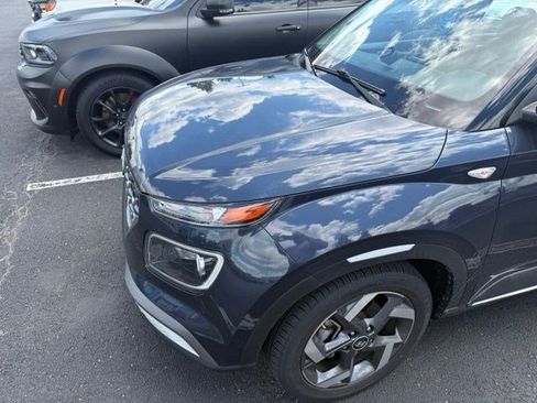 Used 2023 Hyundai Venue Limited FWD image 5