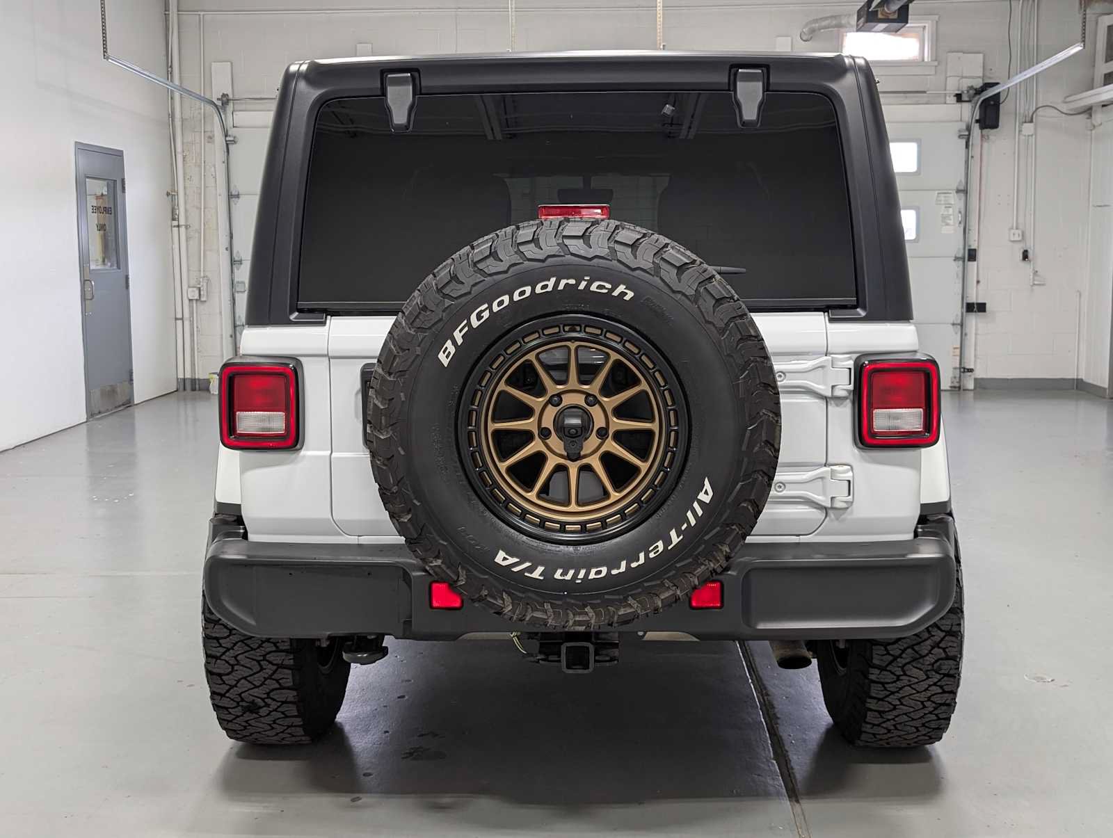 Used 2022 Jeep Wrangler Unlimited Sahara AWD/4WD image 9