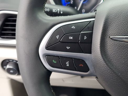 Used 2024 Chrysler Pacifica Touring-L FWD image 16