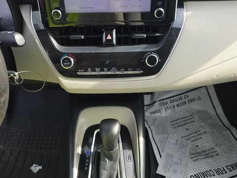 Used 2020 Toyota Corolla LE FWD image 10