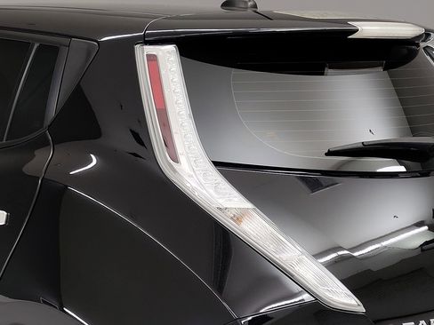 Used 2015 Nissan Leaf SL w/ Premium Package image 9