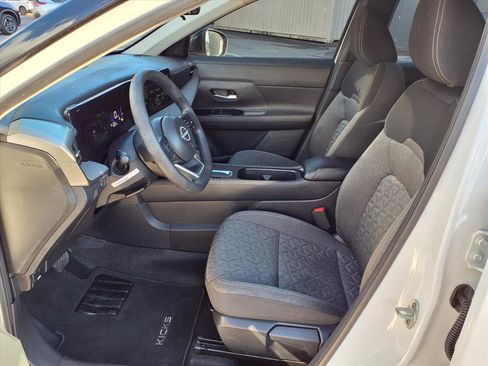 Used 2025 Nissan Kicks SV w/ Illumination Package image 12