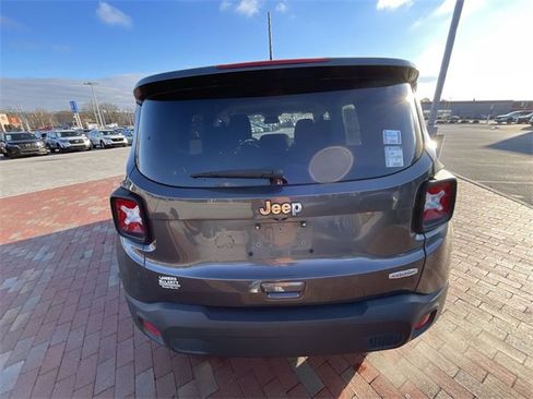 Used 2018 Jeep Renegade Latitude image 15