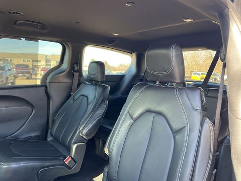 Used 2025 Chrysler Pacifica Select image 23