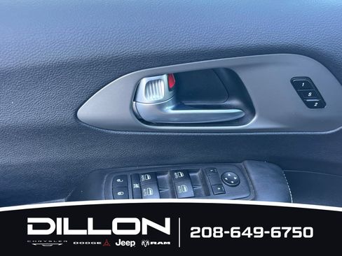 Used 2025 Chrysler Pacifica Select FWD image 11