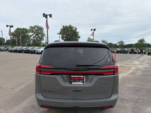Used 2023 Chrysler Pacifica Touring-L w/ S Appearance Package FWD image 3