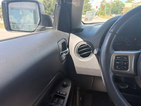 Used 2016 Jeep Patriot Latitude FWD image 10