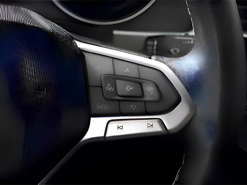 Used 2021 Volkswagen Atlas Cross Sport SE image 12