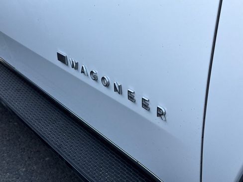 Used 2024 Jeep Wagoneer L Series II w/ Flexible Seating Group RWD image 16