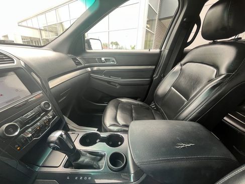 Used 2019 Ford Explorer XLT w/ Equipment Group 202A FWD image 16