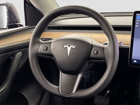Used 2024 Tesla Model Y 2WD image 17