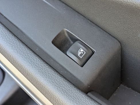 Used 2025 BMW 330i Sedan w/ Premium Package image 37