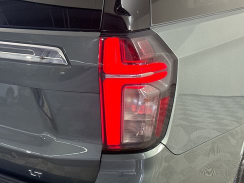 Used 2024 Chevrolet Suburban LT RWD image 34