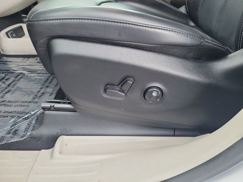 Used 2023 Chrysler Pacifica Touring-L FWD image 21