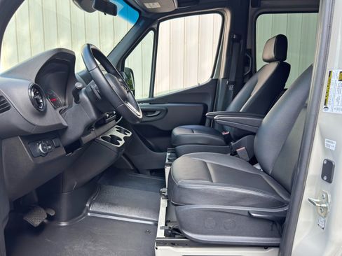 Used 2022 Mercedes-Benz Sprinter 2500 image 16