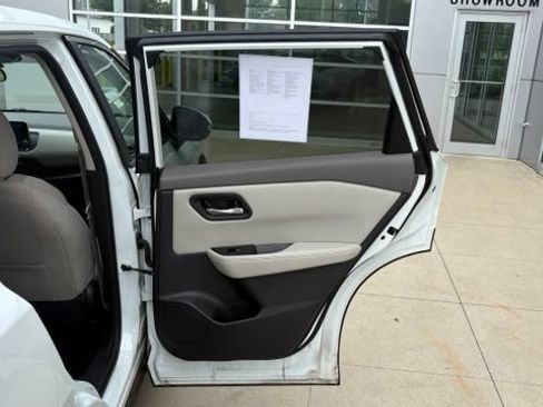 Used 2025 Nissan Rogue SV AWD/4WD image 28