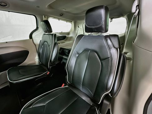 Used 2024 Chrysler Pacifica Limited FWD image 24